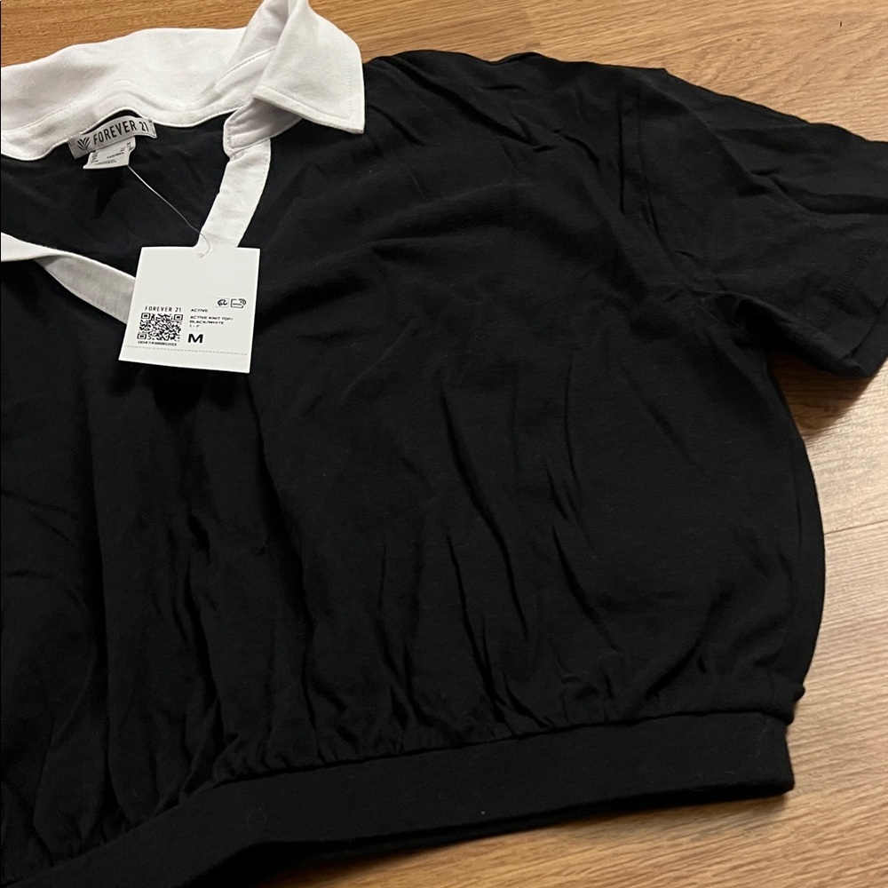 ⭐️ Forever 21 Black Cropped Polo-Style Top with White Collar - Picture 6 of 6